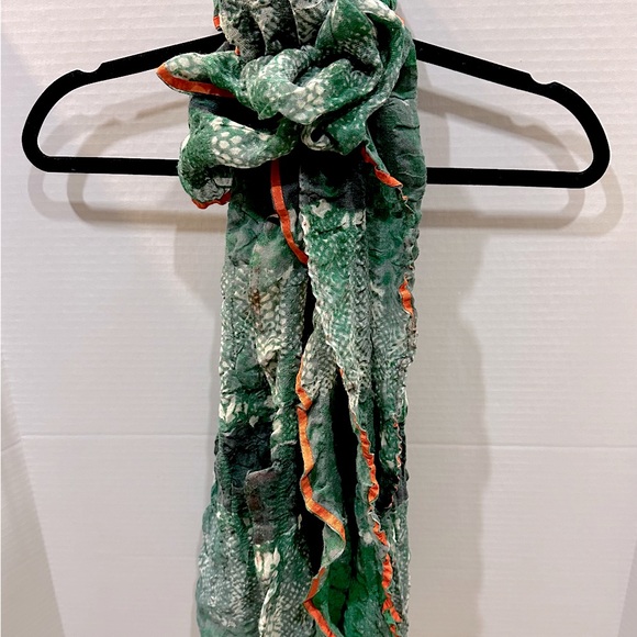 Beautiful 100% Wool lightweight., 33 inches wide & 66 long. Like New! - Picture 4 of 12